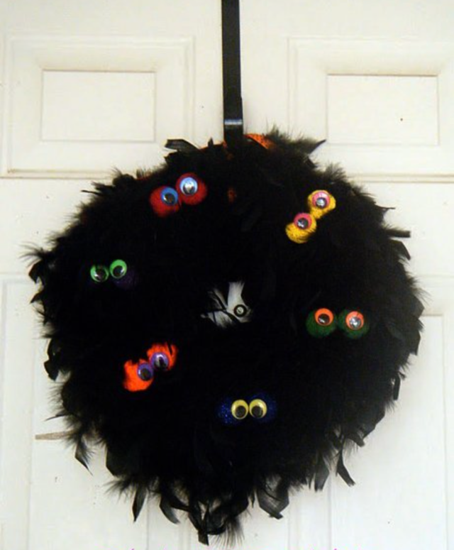 DIY eyeball Halloween wreath