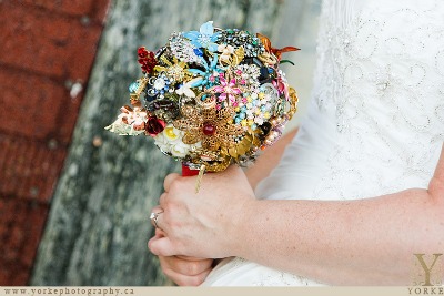 DIY brooch wedding bouquet