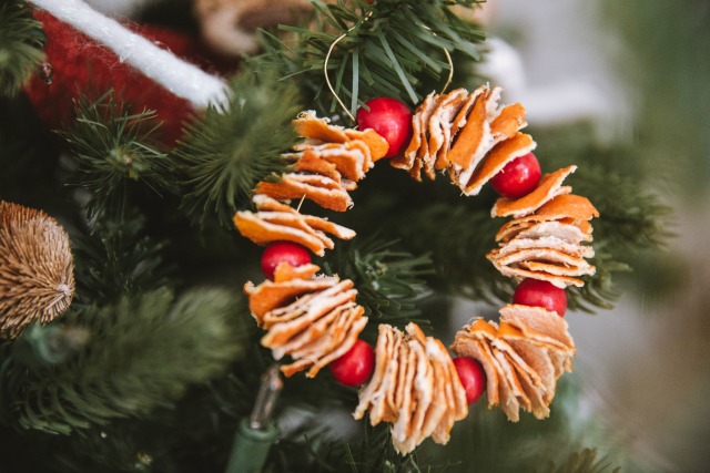 DIY Orange peel ornament wreaths